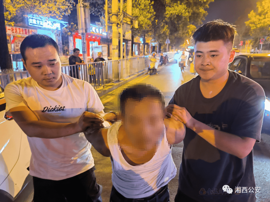 吉首一男子鬧市持刀揮舞，被特警一招制服(圖1)