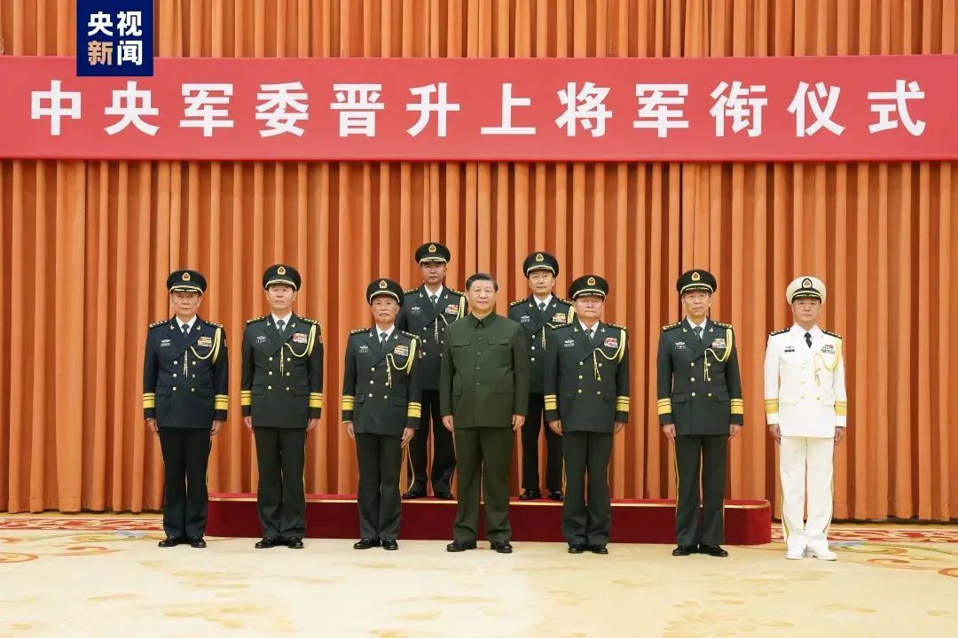 中央軍委舉行晉升上將軍銜儀式 習(xí)近平頒發(fā)命令狀并向晉銜的軍官表示祝賀(圖1)